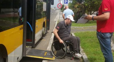 Foto di repertorio su accessibilità TPL: nell'immagine un autobuso, con la pedana aperta per l'uso da parte di persona con disabilità