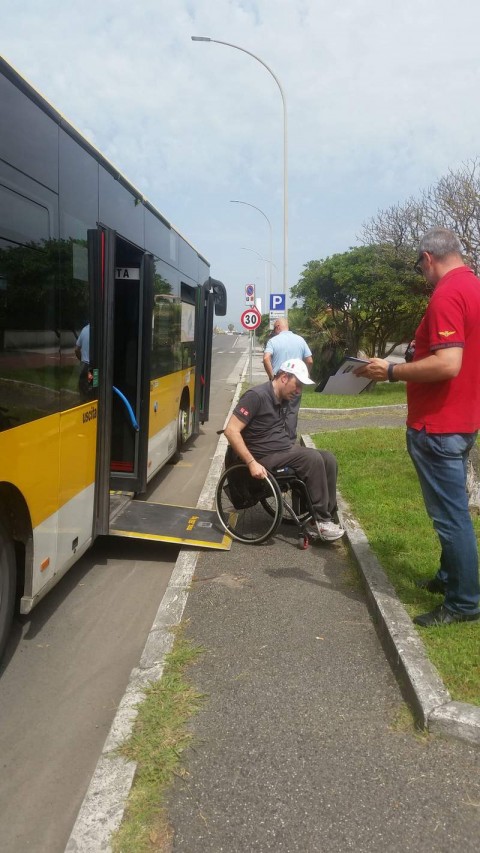 Foto di repertorio su accessibilità TPL: nell'immagine un autobuso, con la pedana aperta per l'uso da parte di persona con disabilità