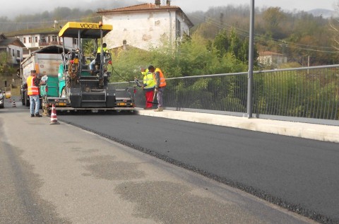 Foto di repertorio di lavori di asfaltatura su strada provinciale