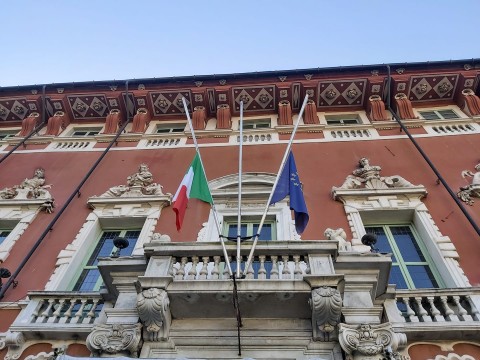 Palzzo Ducale badiere a mezz'asta