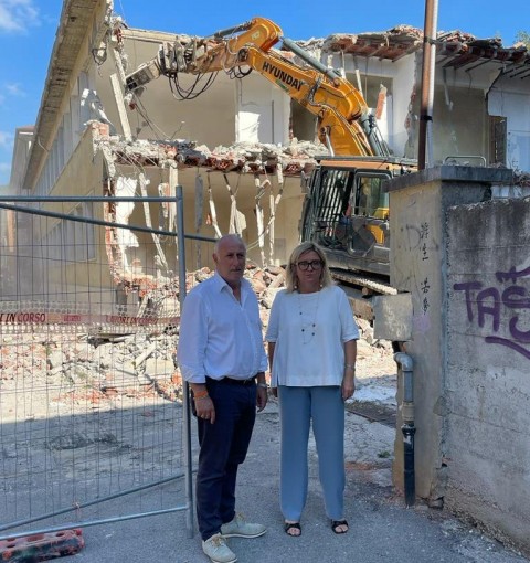 Demolizione Tacca. nella foto in primo piano il Presidente Lorenzetti e la Sindaca Arrighi, dietro di loro la rete che delmita il cantiere e sullo sfondo una gru che sta demolendo una parte del fabbricato
