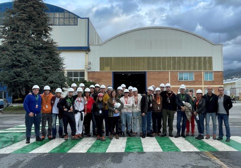Nella foto realizzata sul piazzale: sullo sfondo i capnnoni del Nuovo Pignone, in primopiano il gruppo di studenti in visita