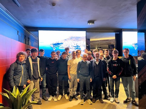 Foto all'interno dell'Academy: il gruppo degli studenti parteipanti alla visita