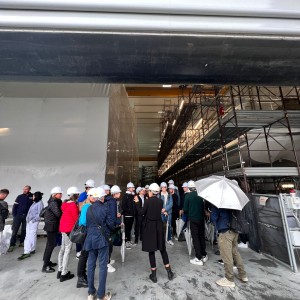 Nella foto un momento della visita del gruppo di studenti all'interno del canitiere
