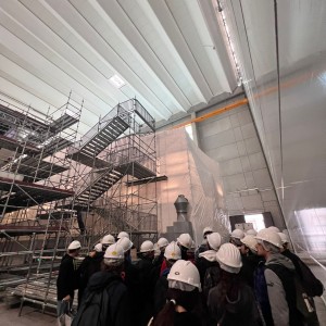 Nella foto un momento della visita del gruppo di studenti all'interno del canitiere