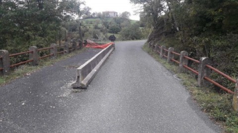 Nela foto un particoare del ponte ripreso sul piano strada, con al centro una fila di elemnti in cemento come barriera divisoria e ai lati i parapetti