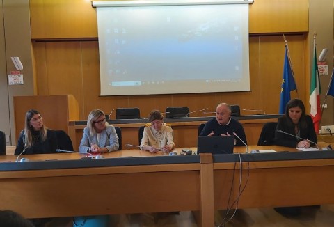 Forto deella conferenza stampa, Sala della Resistenza, Tavolo di presidenza con Presidente , assesore regionale, sindaca comune Carrara, assessora Comune Massa e presidente Its Prime