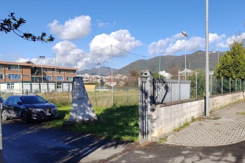 Nella foto un particolare dell'area dove si costruisce la palestra e sllo sfondo un'ala della scuola