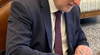 Il presdiente Lorenzetti mentre firma )foto repertorio)