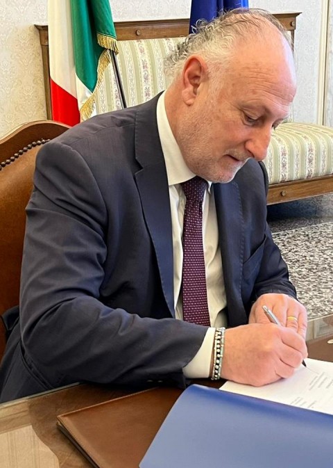 Il presdiente Lorenzetti mentre firma )foto repertorio)