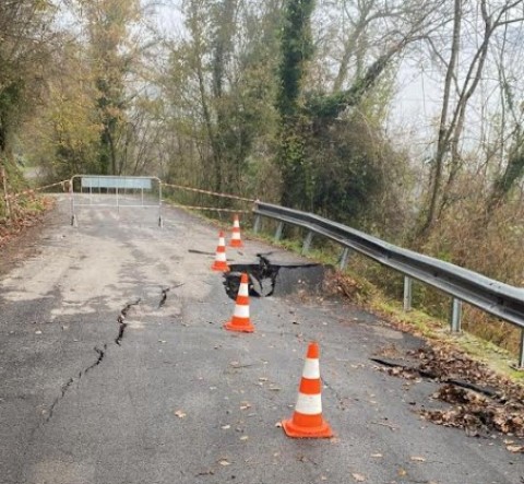 Nella foto il tratto di strada interessato: in primo piano il tratto con a destra la crpa e l'avvallamento, vicino al guard rail