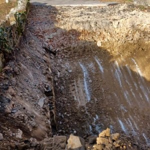 Nella foto il tratto di srada interesato con in primo piano l'inizio dello scavo al ponte