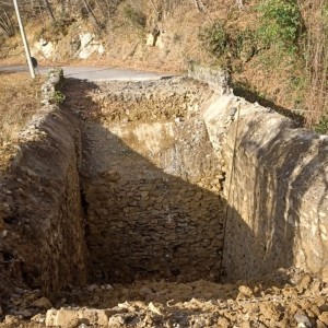 Nella foto il tratto di stada interessato e in primopiano lo scavo al ponte terminato