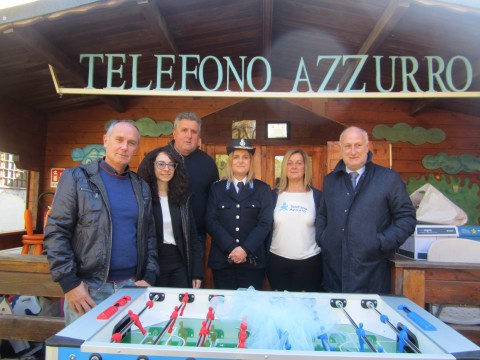 Nella foto in primo piano il biliardino, sullo sfondo la strutturta della ludoteca con la scritta 