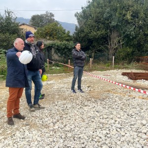 Nella foto il presidente con i tecnici in una zona del cantiere