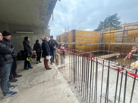 Nella foto il presidente con i tecnici (sulla sinistra) al cantiere (sulla destra: armature e fondamenta)