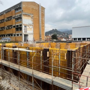 Nella foto un particolare del cantiere allo Zaccagna con in primop piano le armature per le gettate