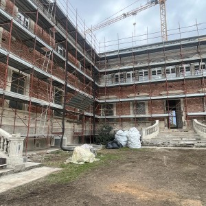 Nella foto l'edificio dell'alberghiero con impalcature e gru