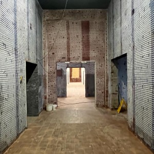Nella foto particolare dei lavori: le pareti con installazione delle reti conenimento