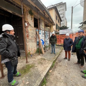 Nella foto: il prsidente e i tecnici di fornte all'ingresso del cantoere spogliatoi liceo Rossi