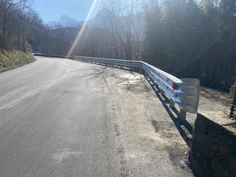 Nella foto l'intervento, in primo piano il manto stradale e a destra il risanamento della scarpata con guard rail
