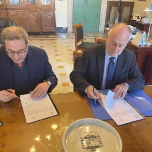 Nella foto in primo piano il tavolo con il prefetto a desra e il presidente a sinistra nel momento della firma della convezione