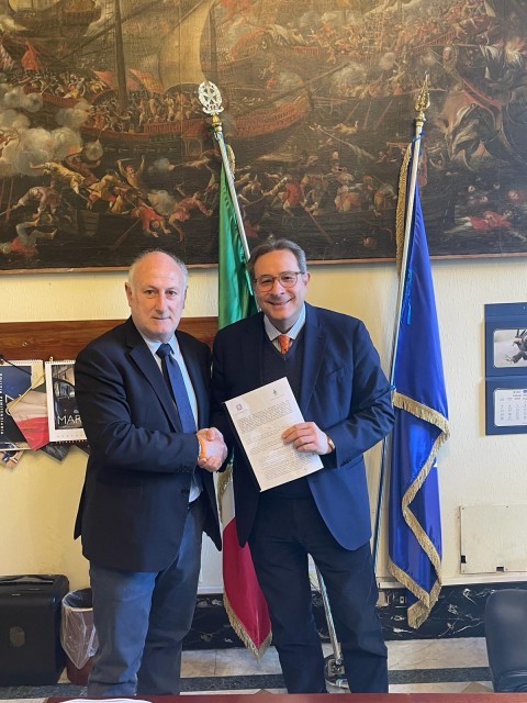 Nella foto il presidente a sinistra e il prefetto a destra si stringono la mano con la convenzione in primo piano