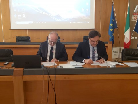 Nella foto il tavolo di presidenza con il presidente e il segretario generale