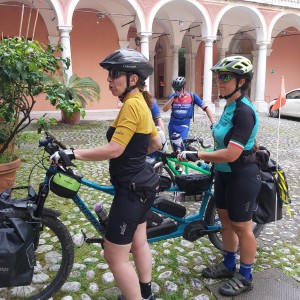 Nella foto le due "ragazze in tandem" nel cortile di Palazzo Ducale 