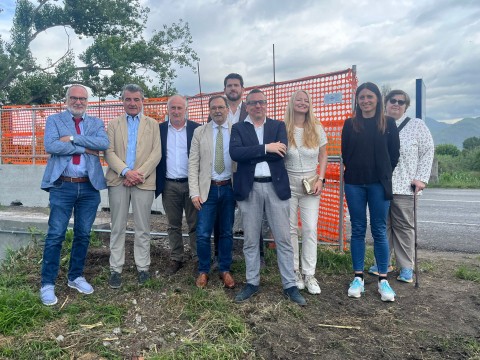 Nella foto sullo sfondo la rete del cantiere in primo piano i rappresentanti istituzionali come indicati nel comunicato