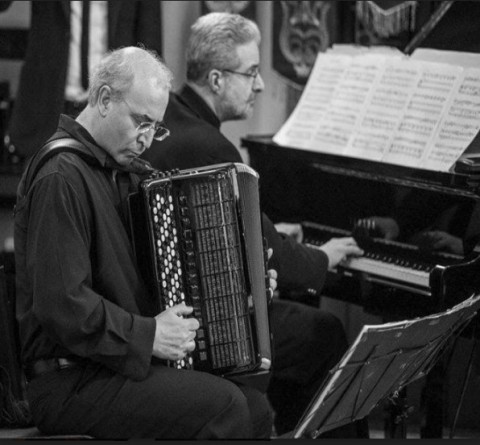Nella foto in bianco e nero il duo durante u concerto, in primo piano Endrio Luti alla fisarmonica, in secondo piano Federico Rovini al pianoforte
