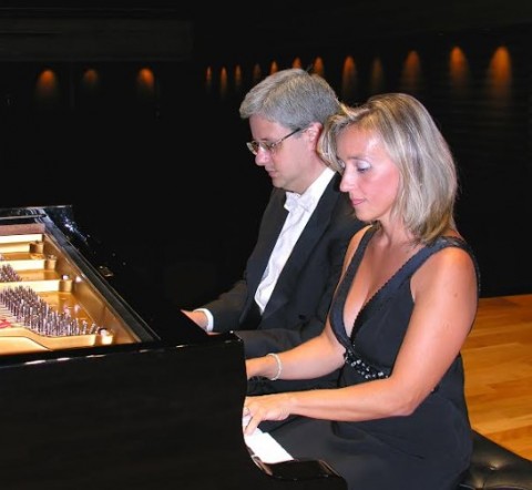 Nella foo di due maestri al piano mentre esegono un pezzo a 4 mani