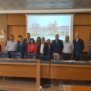 Nella foto rapresentanti istituzioni e progettisti in primo piano, sul retro il rendering del prospetto principale
