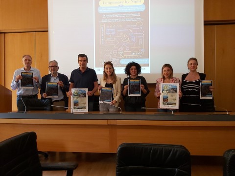 Nela foto i partecipanti alla conferenza con la locandina dell'iniziativa