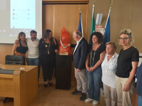 Nella foto in Sala della resistenza mentre viene scoperta la statua d aprte degli intervenuti , del presidente e dei consiglieri provinciali