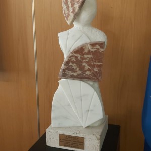Particolare dlla statua che rappresenta un a donna con due ventagli