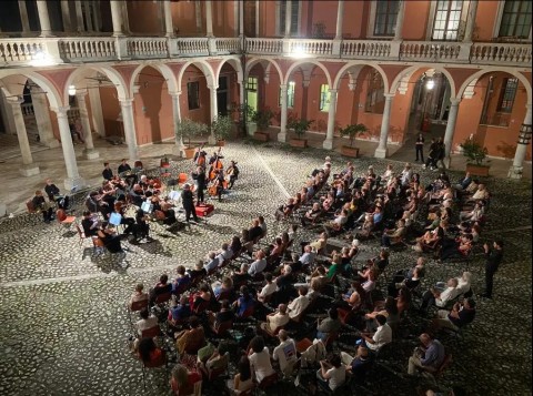 Foto di repertorio di precedenet edizione: il cortile d Palazo Duale ripreso dall'alto durante un concerto di una edizioe precedente