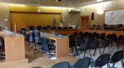 Nella foto la sala con il banco della presidenza al centro a destra e a sinistra i banchi dei consiglieri, al centro sedie per il pubblico, dietro i banchi di destra il bassorilievo in marmo bianco realizzato da Gigi Guadagnucci e dedicato alla lotta di resistenza durante la seconda guerra mondiale