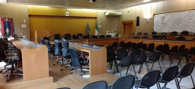 Nella foto la sala con il banco della presidenza al centro a destra e a sinistra i banchi dei consiglieri, al centro sedie per il pubblico, dietro i banchi di destra il bassorilievo in marmo bianco realizzato da Gigi Guadagnucci e dedicato alla lotta di resistenza durante la seconda guerra mondiale