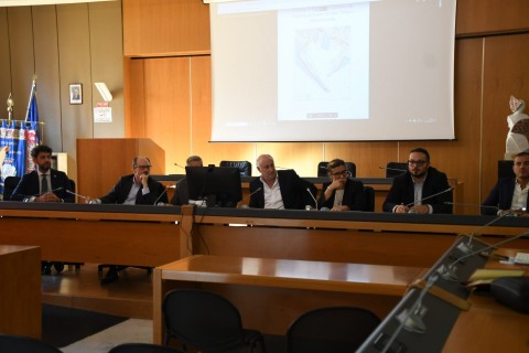 Foto del tavolo di presidenza con le autorità presenti