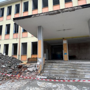 Nella foto l'ingresso della scuola con il loggiato già demolito