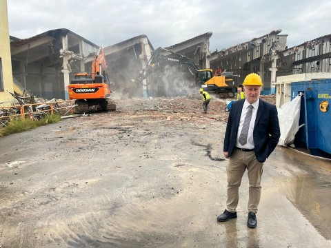 Nella foto in primo piano il presidente Lorenzetti, casco di sicurezza indossato, sulo sfondo una ruspa in azione con operai al lavoro