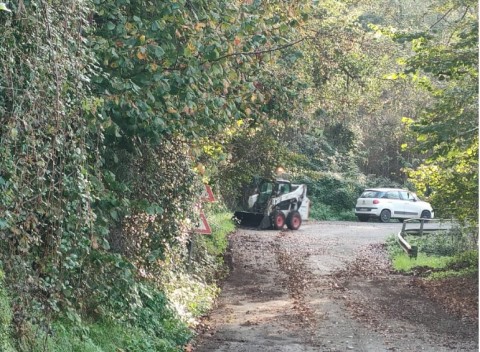 Foto di un tratto di strada interessato dai lavori con ruspa in azione