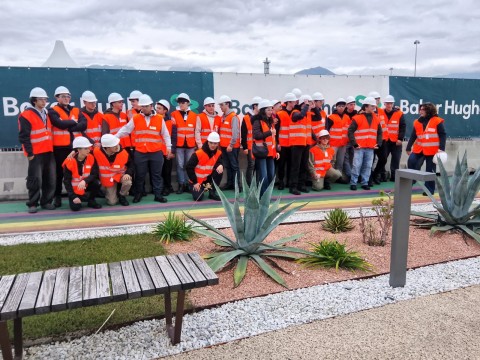 Nella foto: gruppo degli studenti davanti alla sede di Avenza della Bker Hughes: tutti hanno caschetto bianco e pettorina arancione per la sicurezza