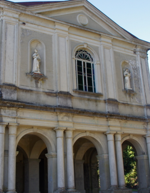 Nella foto la facciata del Santuario, particolare del prtico
