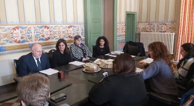 Foto del tavolo della conferenza stampa