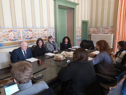 Foto del tavolo della conferenza stampa