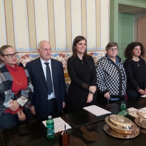 Foto di gruppo con il presidente Lorenzetti, l'assesora Nardini, le consigliere provinciali Butteri e Petracci e la funzionaria Lazzerini