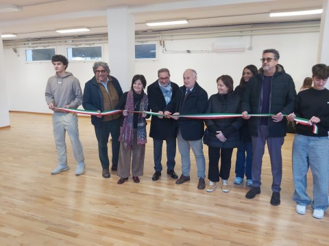 Foto con il taglio del nastro con i partecipanti indicati nel comunicato