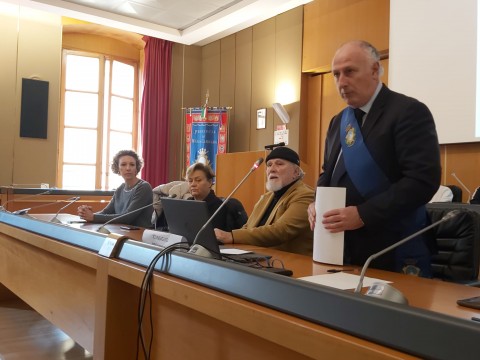 Il tavolo della presidenza, in prio piano il presidente Lorenzettie Moni Ovadia